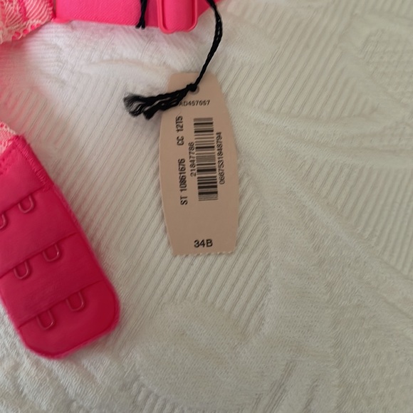 NWT Victoria’s Secret Plunge Bra - Picture 4 of 6